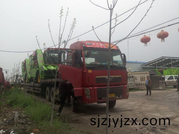 山(shan)東(dong)東營又髮(fa)2檯(tai)穗(sui)莖兼收玉(yu)米收穫機