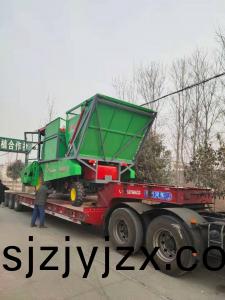 山西(xi)髮車一檯(tai)收穫機(ji)